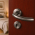 2 poignées de porte sur rosace ronde Ø50mm en inox 304 mat avec 2 rosaces de porte Clé L, NERO