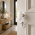 2 poignées de porte sur rosaces rondes OLIVE en porcelaine blanche trou de cylindre – Embase laiton poli doré – Style classique chic