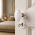 2 poignées de porte sur rosaces rondes OLIVE en porcelaine blanche entrée de clé – Embase laiton poli doré – Style classique chic