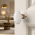 2 poignées de porte sur rosaces rondes OLIVE en porcelaine blanche – Embase laiton poli doré – Style classique chic
