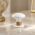 2 poignées de porte sur rosaces rondes OLIVE en porcelaine blanche – Embase laiton poli doré – Style classique chic