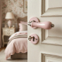 Poignée de porte intérieure sur rosace ronde en porcelaine rose avec rosaces de porte Clé L, LIZON