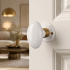 2 poignées de porte sur rosaces rondes OLIVE en porcelaine blanche – Embase laiton poli doré – Style classique chic